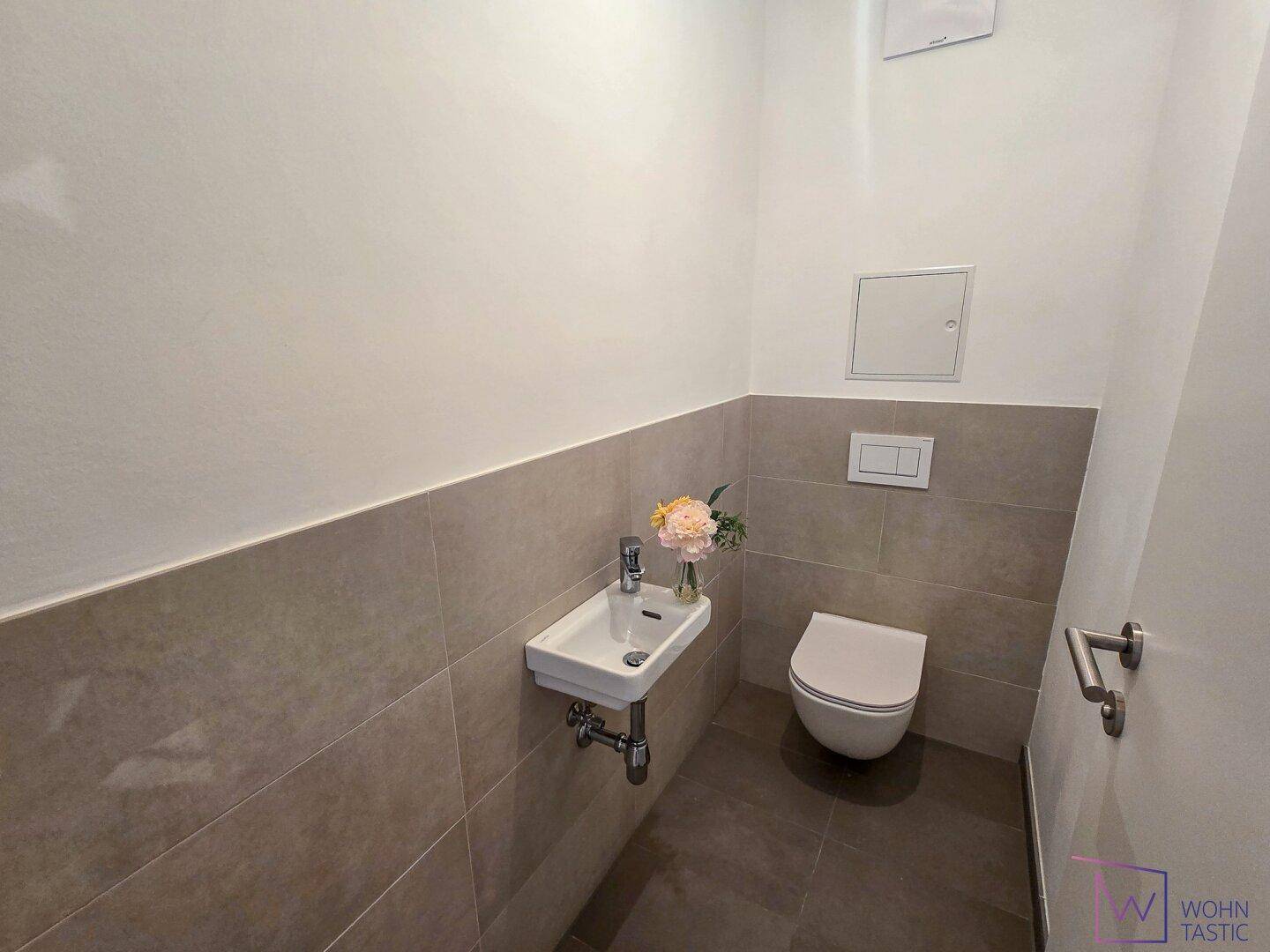 WC mit Waschbecken.