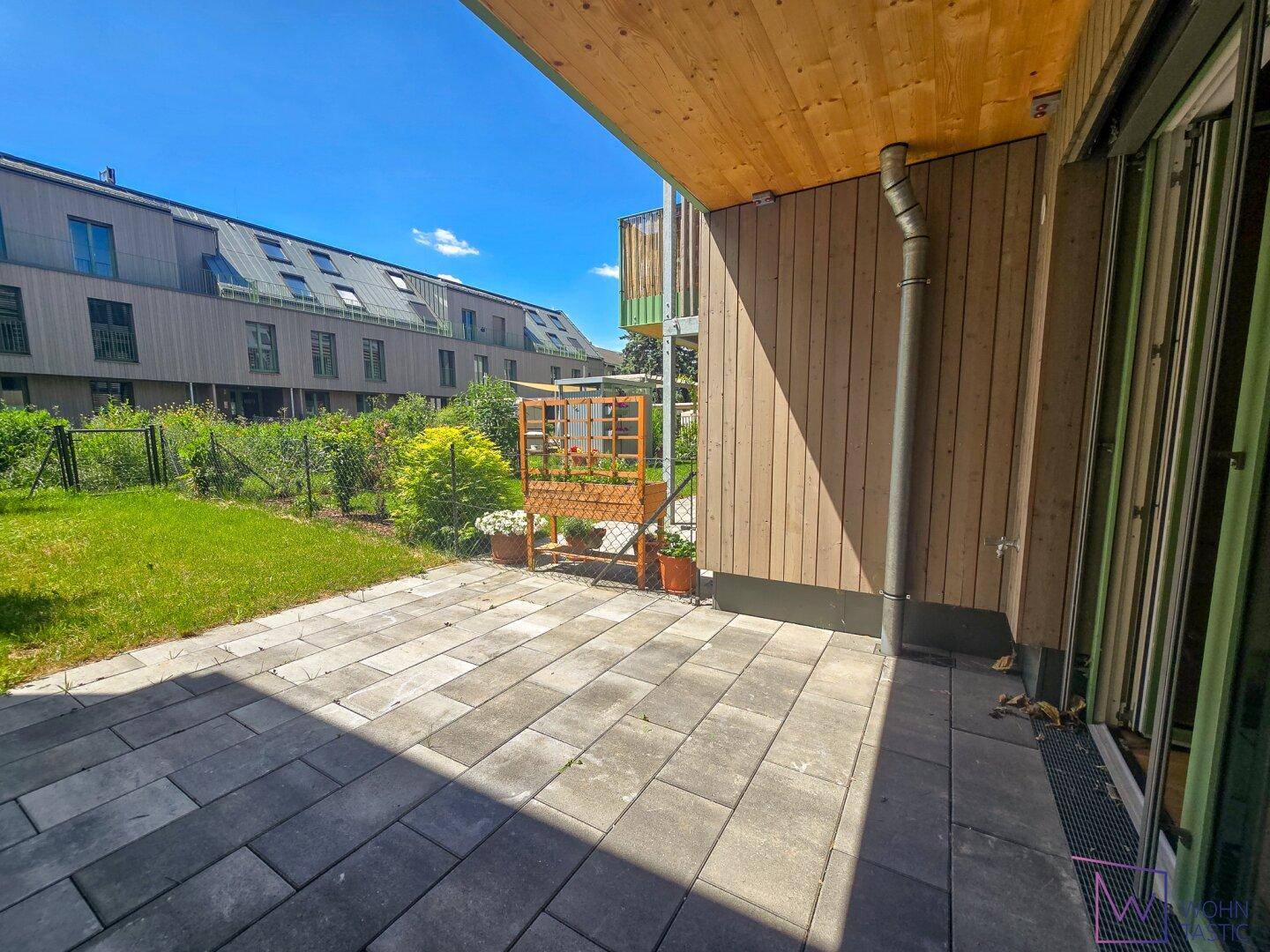Große - zum Teil überdachte - Terrasse.