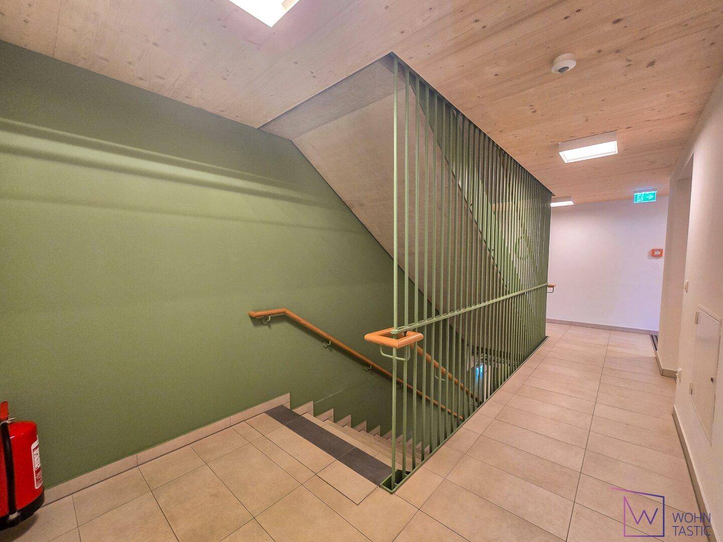 Modernes Stiegenhaus mit wohnlichen Farben.