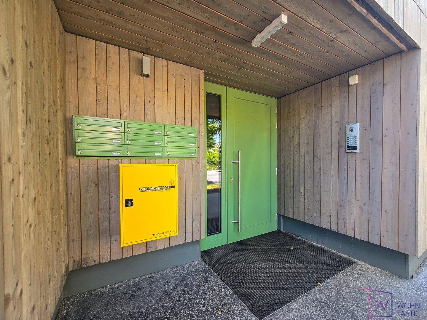 Postbox, Videoklingel und Sicherheitstür am Hauseingang.