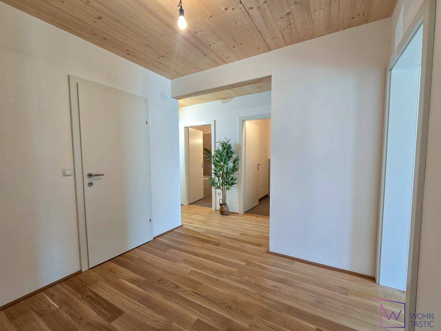 Großer Vorraum mit Abstellraum/Garderobe