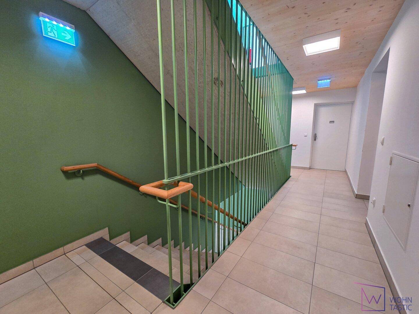 Stiegenhaus mit wohnlicher Farbgestaltung
