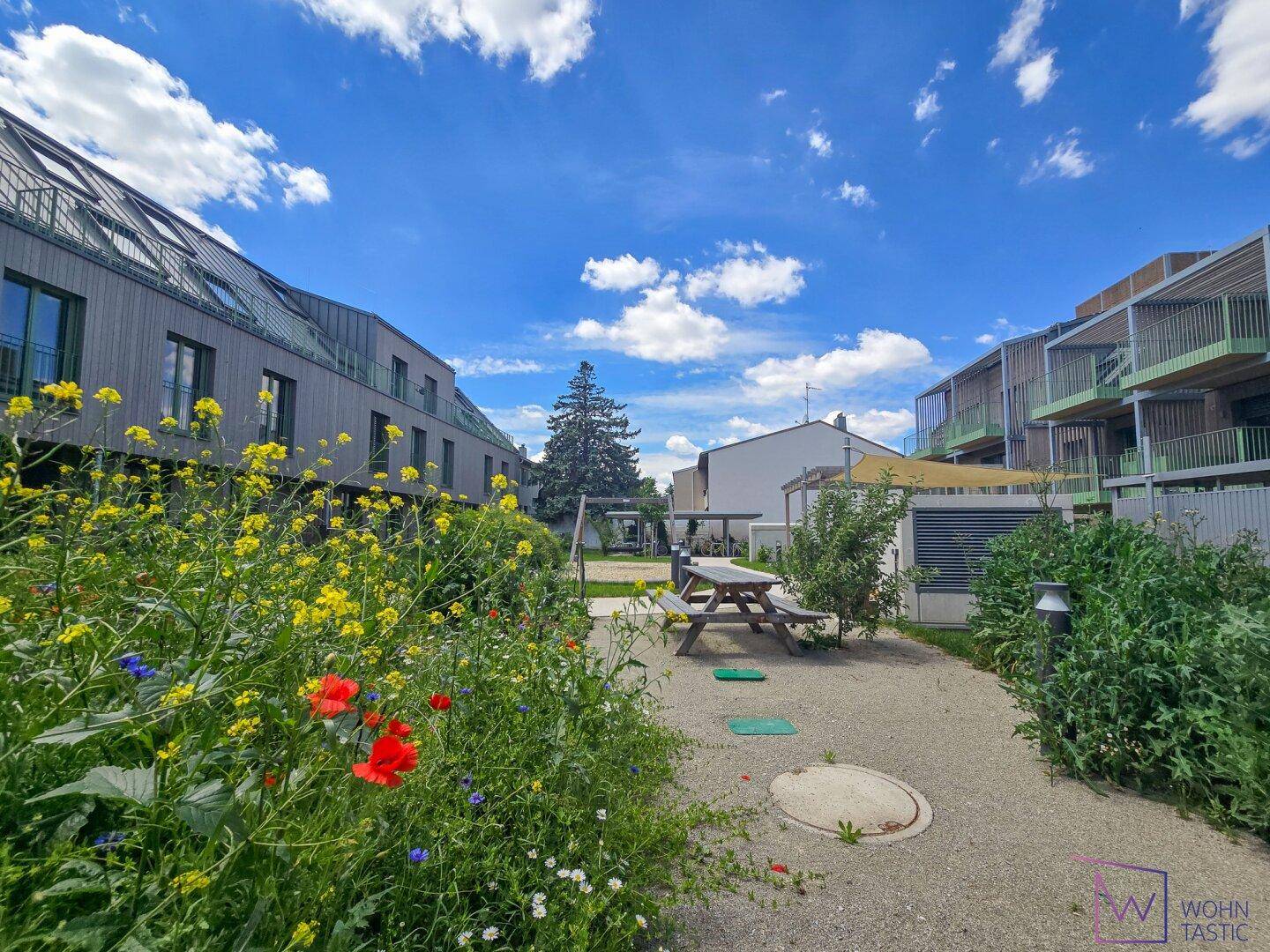 Spielplatz mit beschatteter Sandkiste