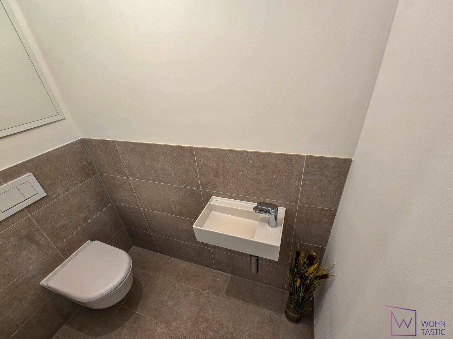 Gäste-WC mit Handwaschbecken
