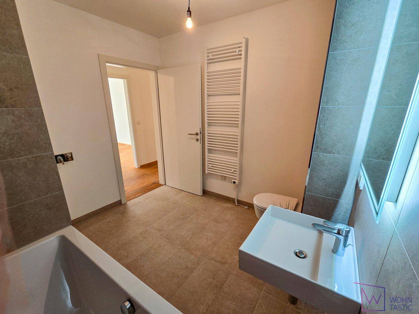 Hauptbadezimmer mit Wanne und WC
