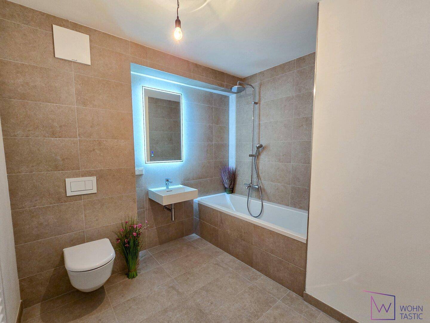 Großes Badezimmer mit mediterranem Flair