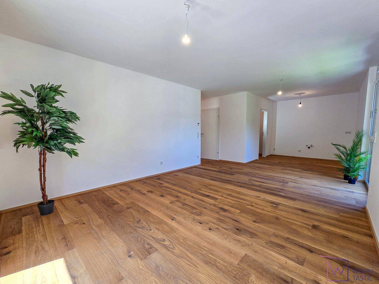 Wohnzimmer mit praktischer Nische für die Einbauküche