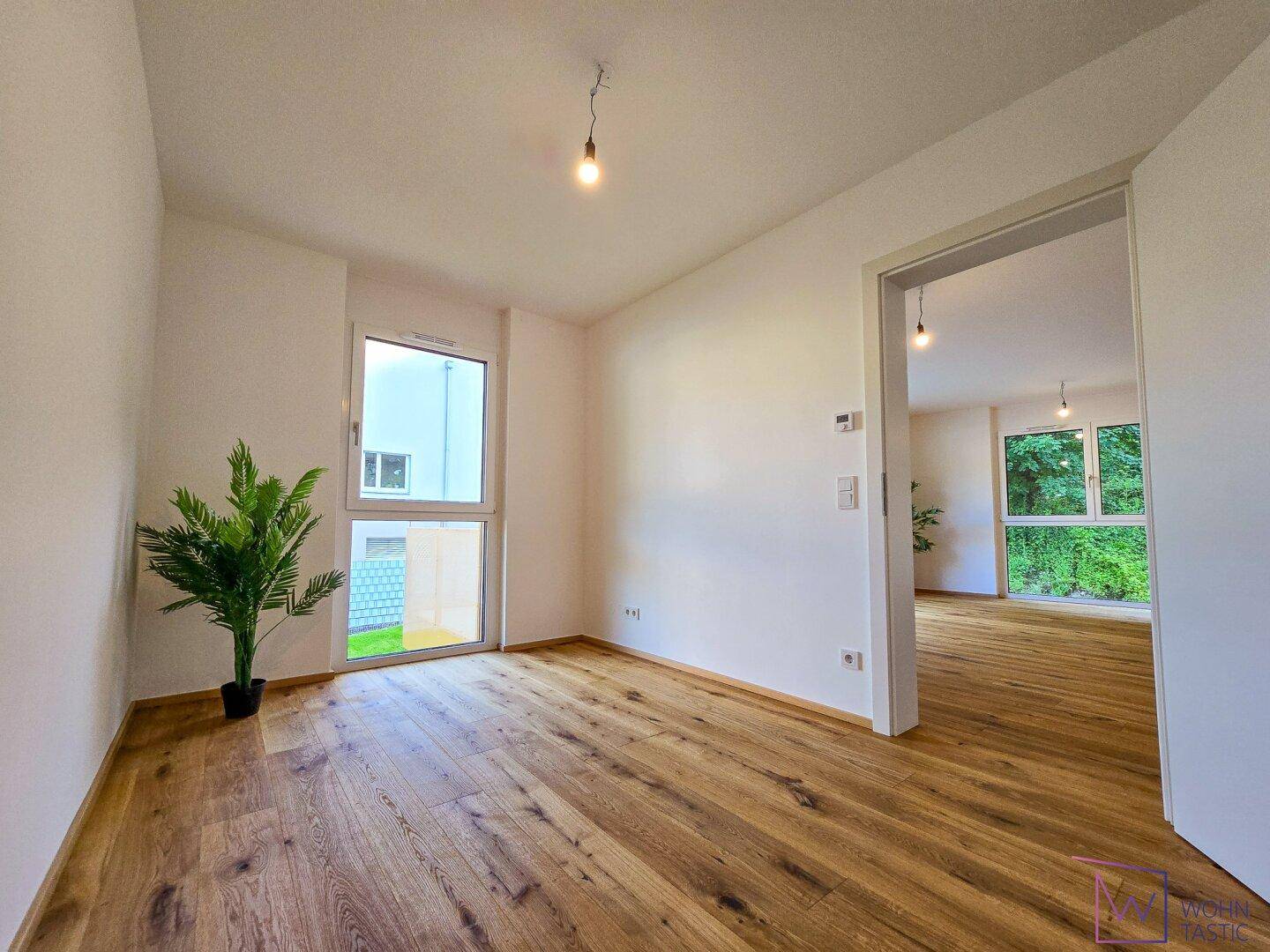 Zimmer 3 mit bodentiefem Fenster