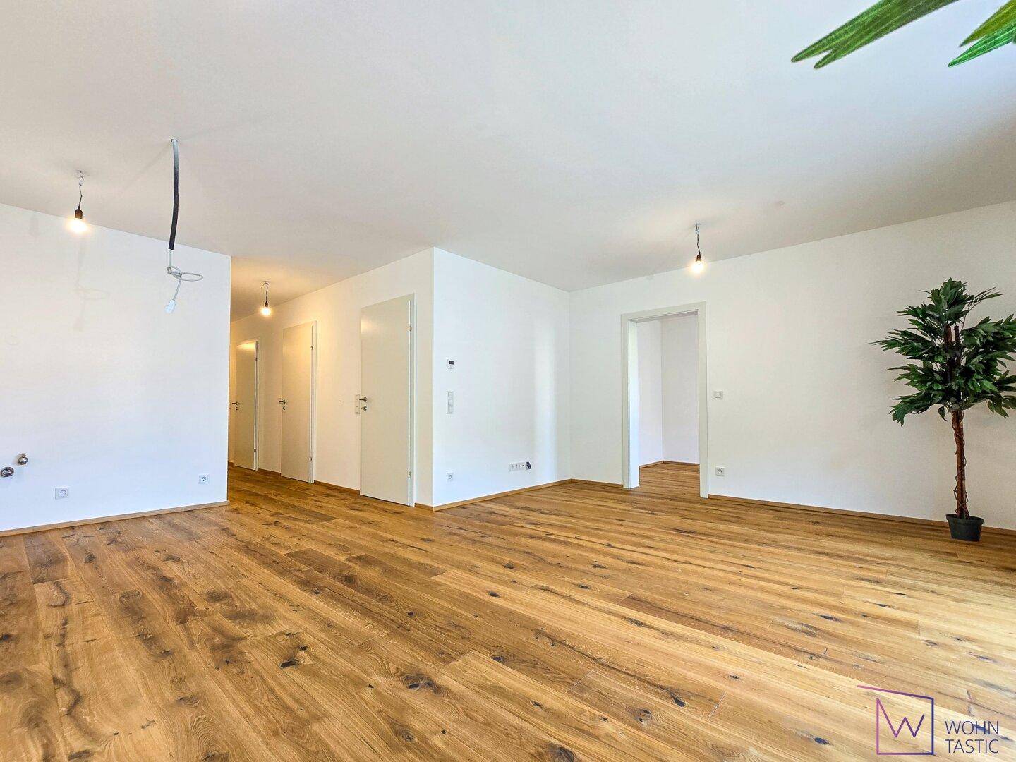 Großes Wohnzimmer mit integrierter Küche