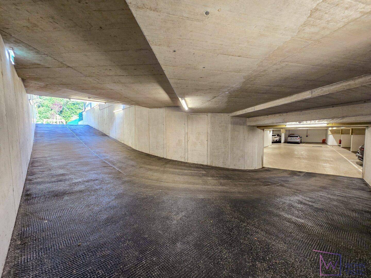 Helle und großzügige Garage mit Wallboxen