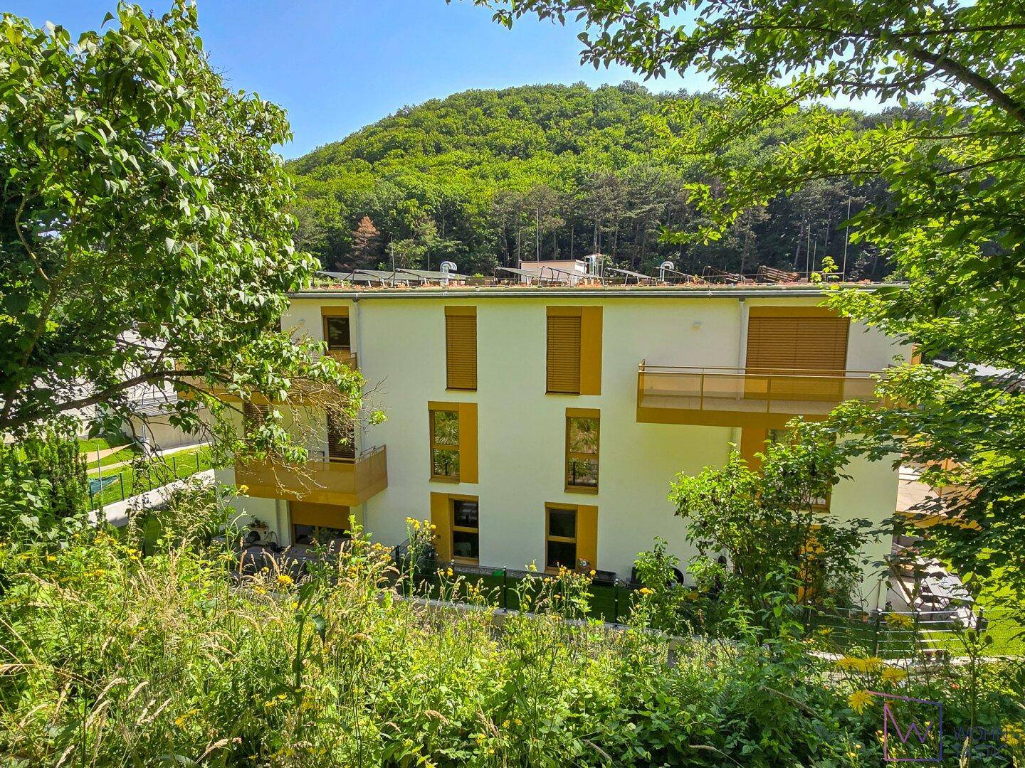 Moderne Wohnhausanlage mit PV-Anlage und Luft-Wärme-Pumpe