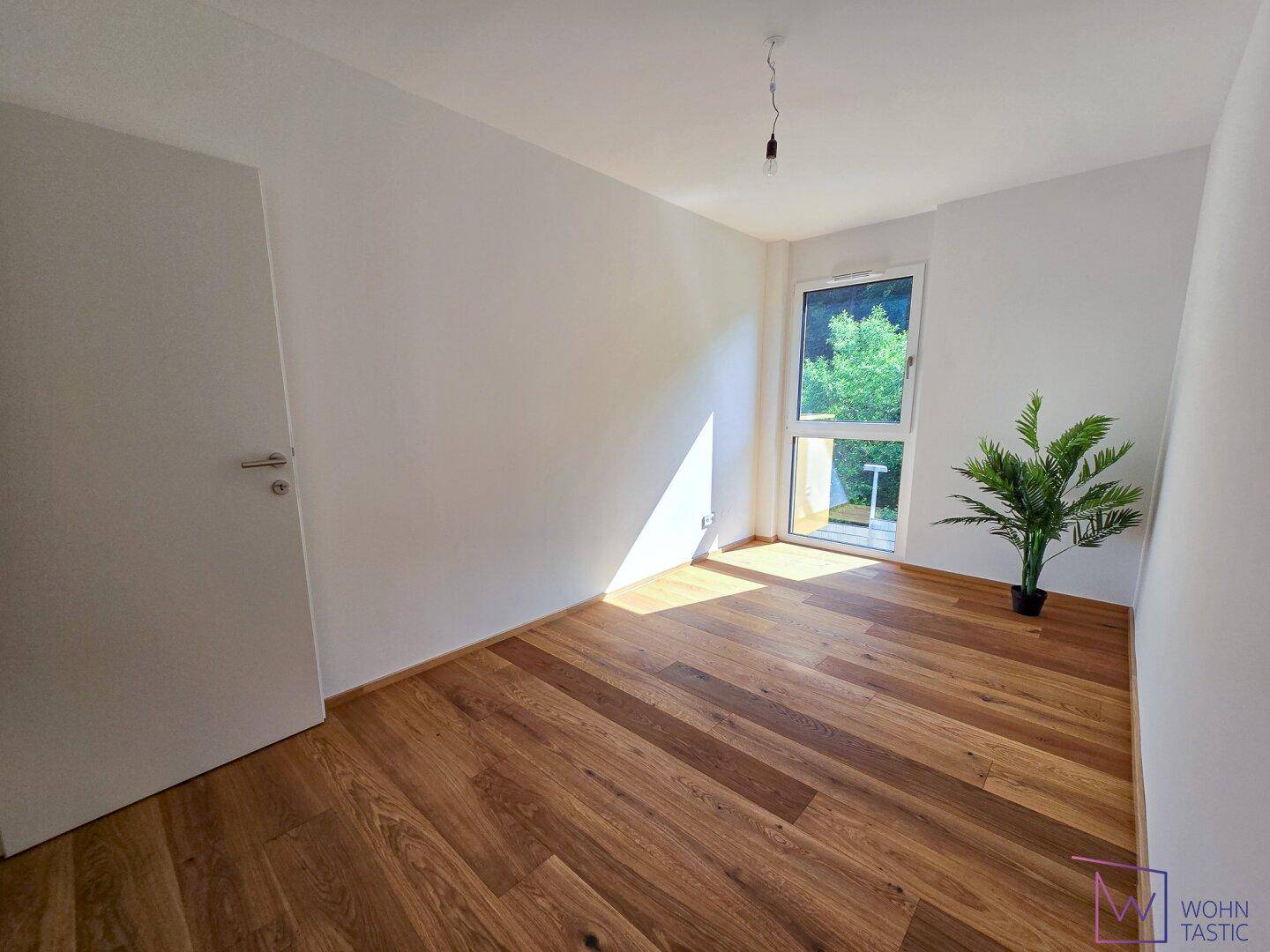 Zimmer 2 mit bodentiefem Fenster