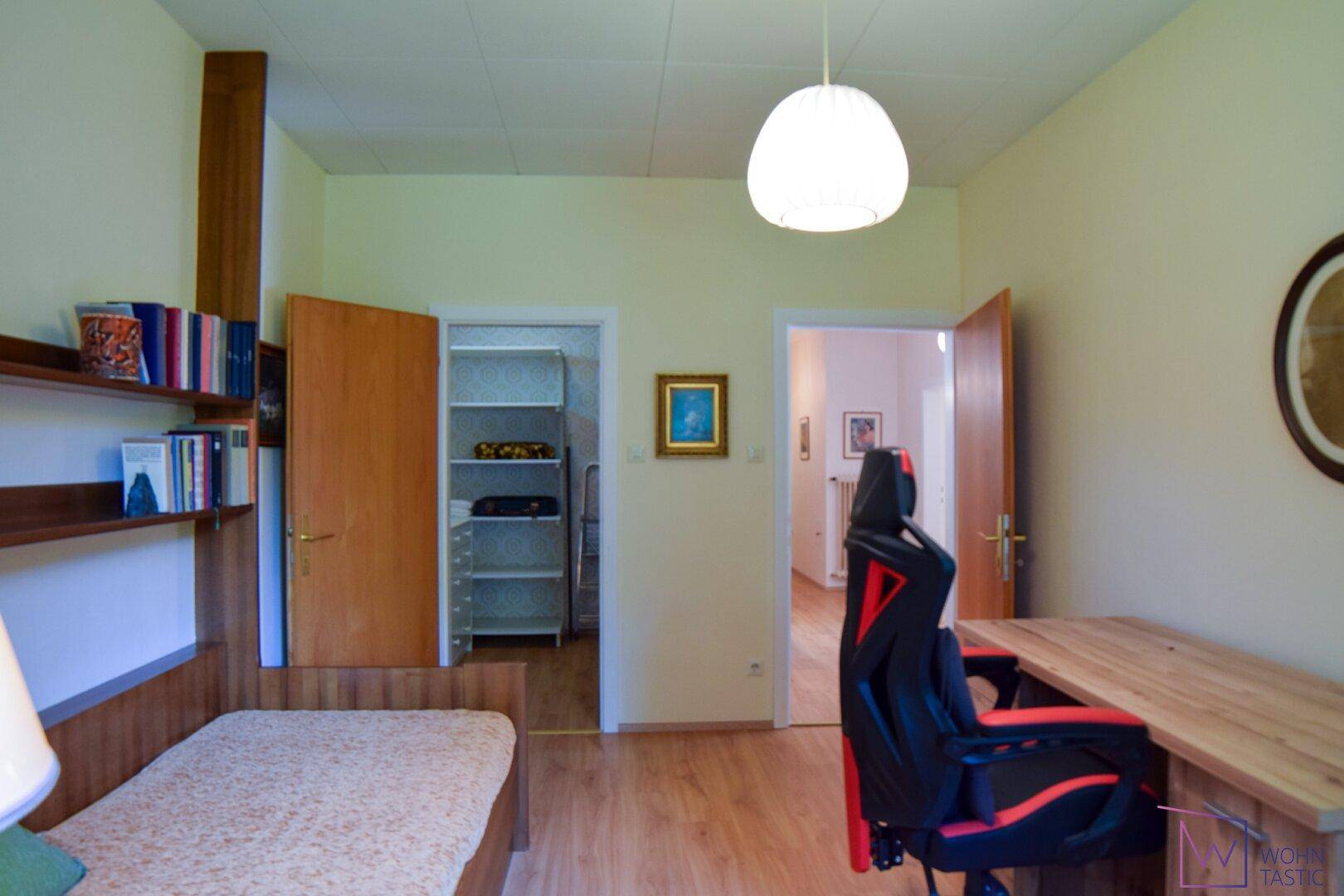 Zimmer 2 mit angeschlossenem Schrankraum