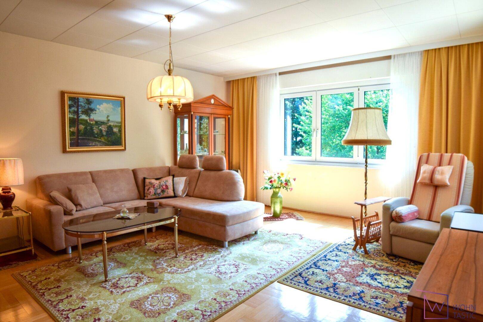 Geräumiges Wohnzimmer im OG