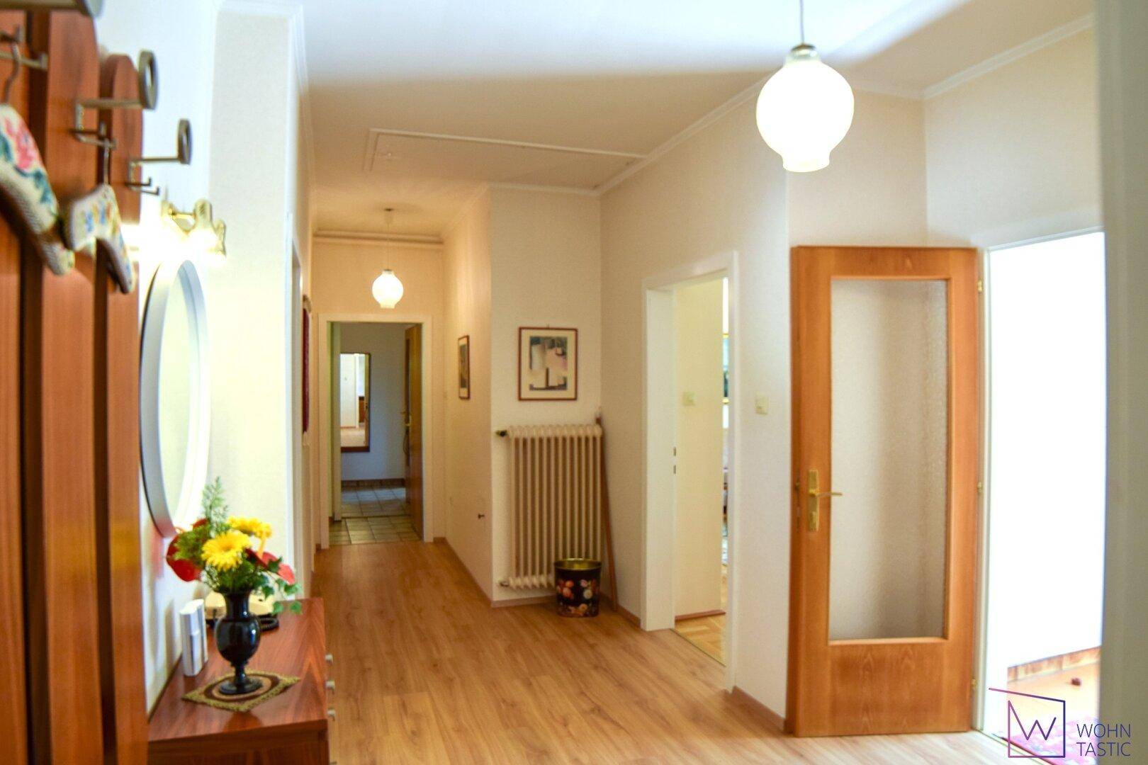 Zentraler Vorraum im OG mit Ausbaupotenzial zum Dachboden