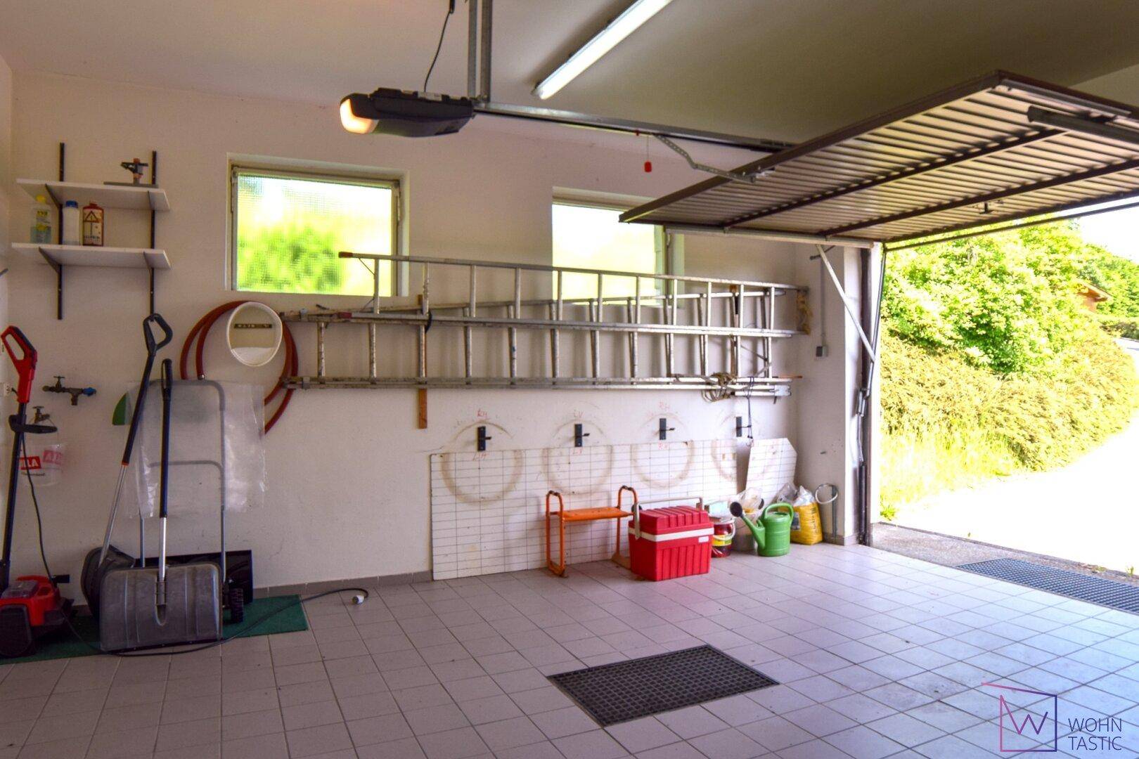 Ebenerdig zu befahrene Garage mit viel Platz