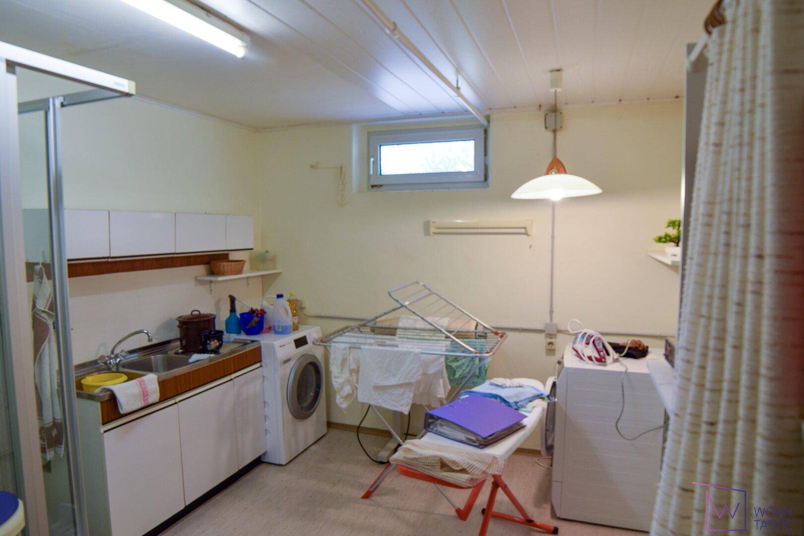 Wirtschaftsraum mit Dusche und Waschmaschine im EG