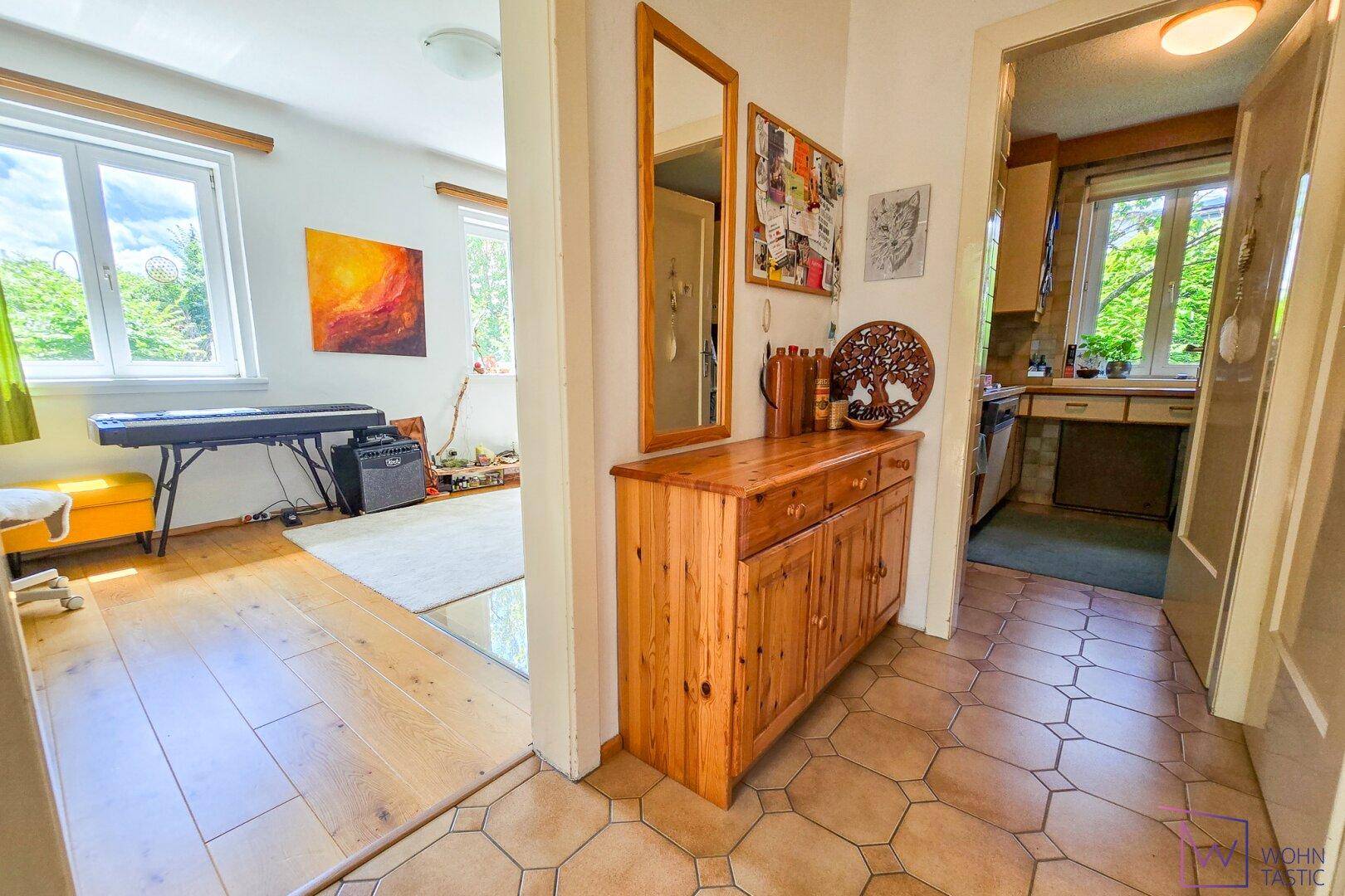 Vorraum mit Blick ins Wohnzimmer & Küche