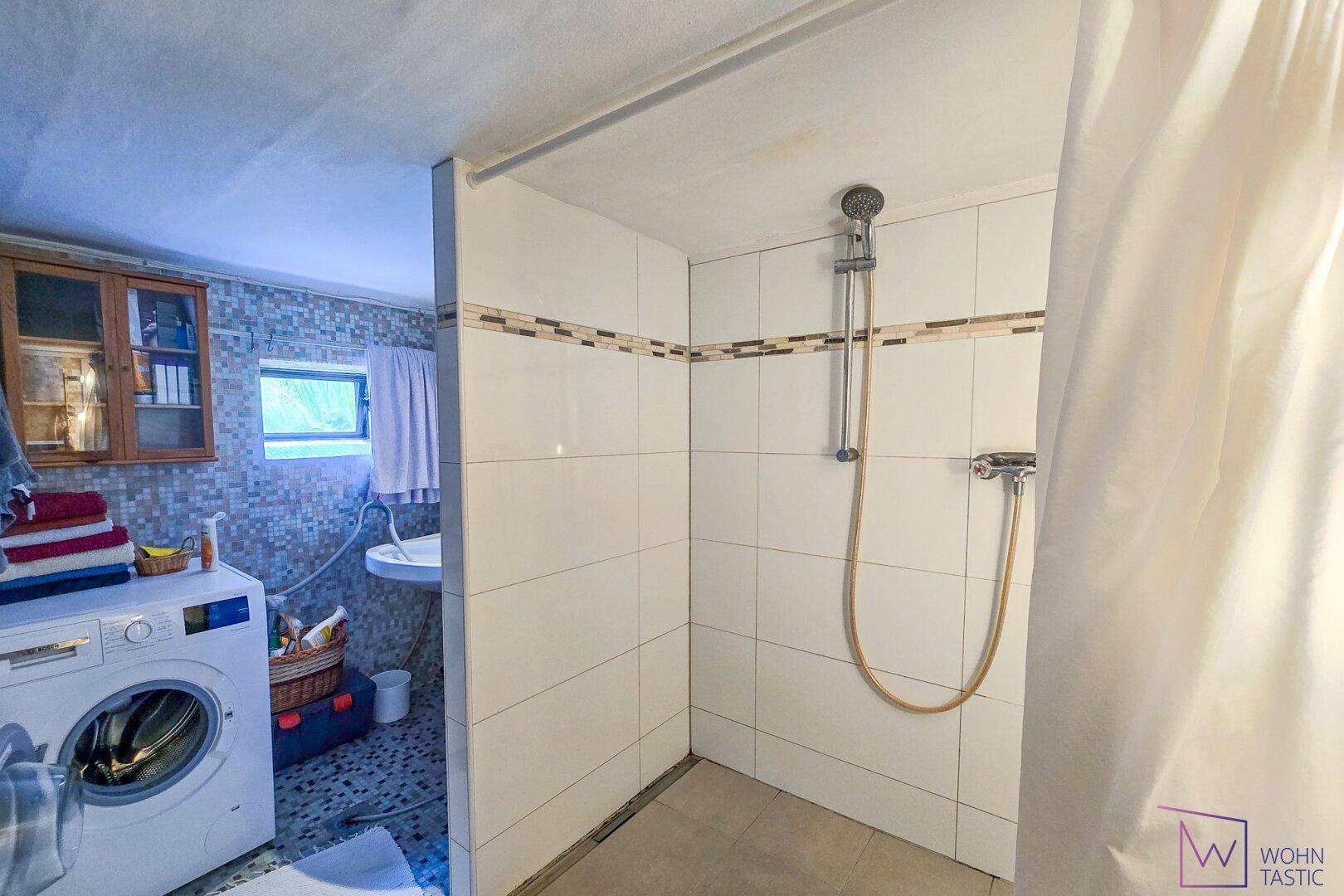 Bad im Keller mit Dusche & Waschmaschine