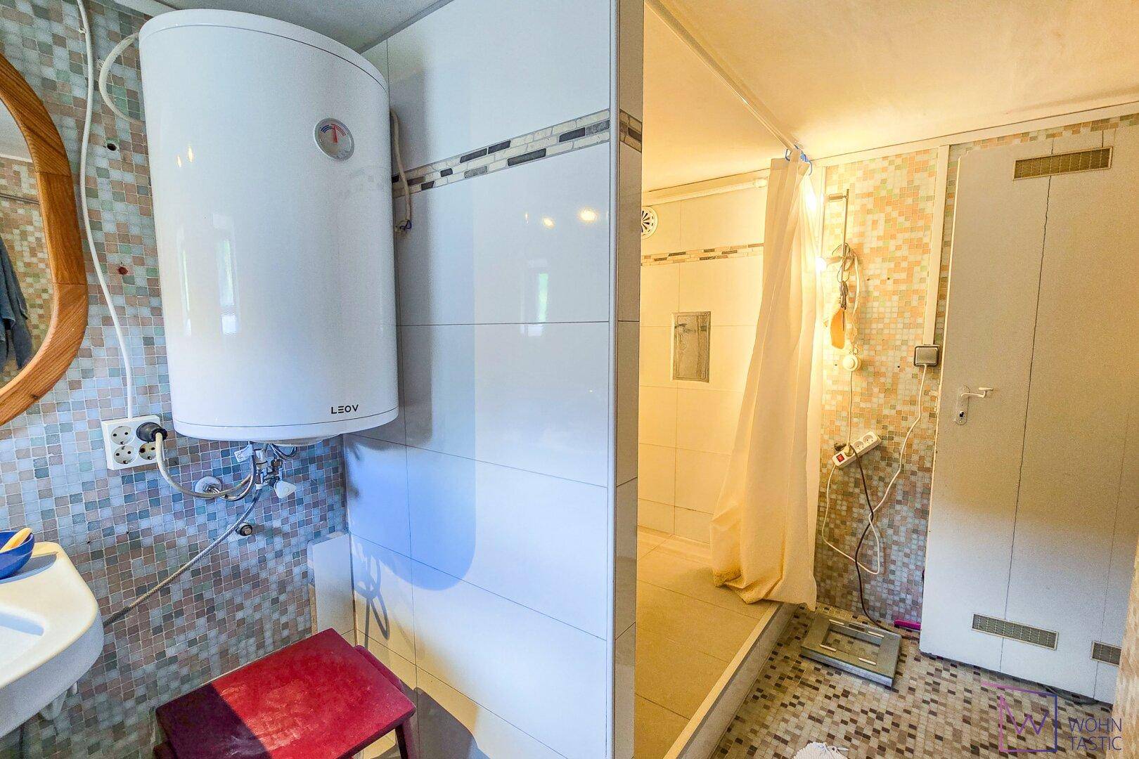 Waschtisch und WW-Boiler im Bad