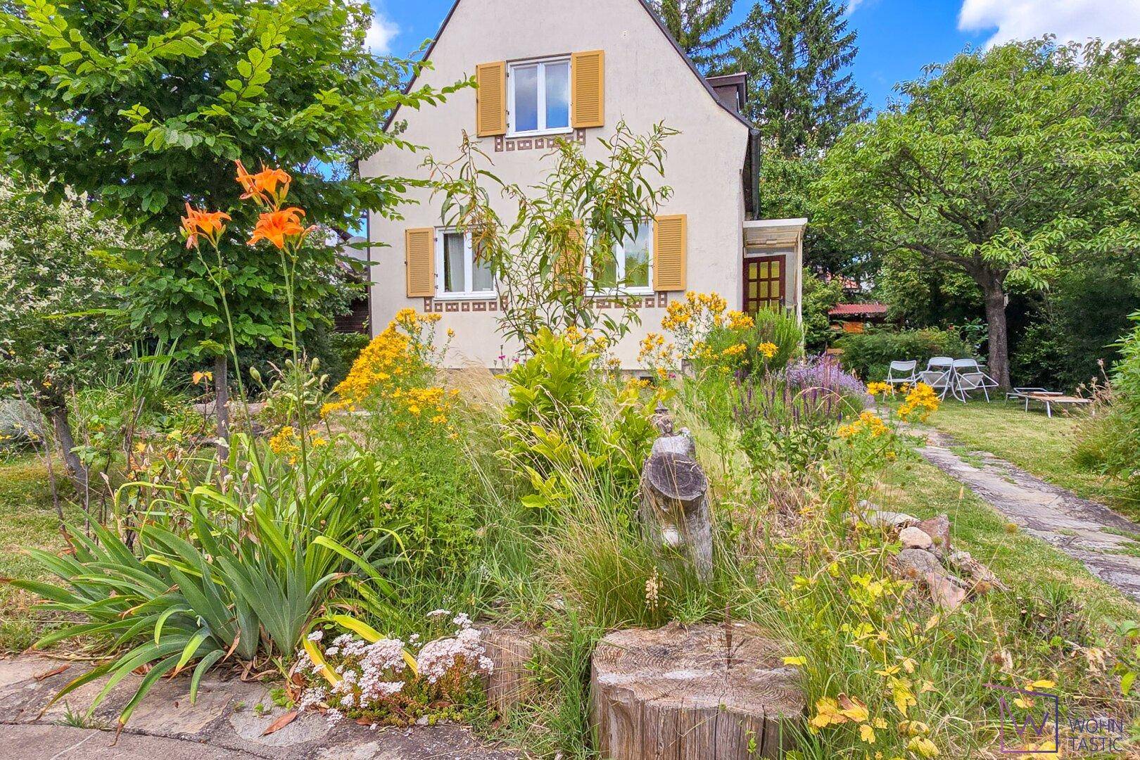 kleines Haus inmitten einer Blüh-Oase