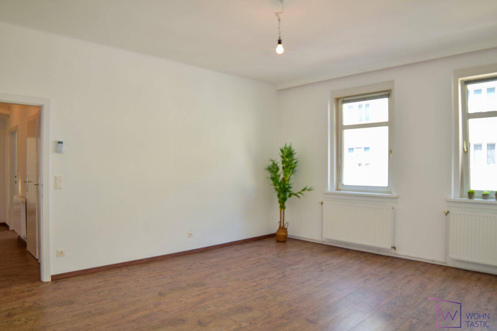 Zimmer 2 - Blick zum zentralen Vorzimmer.