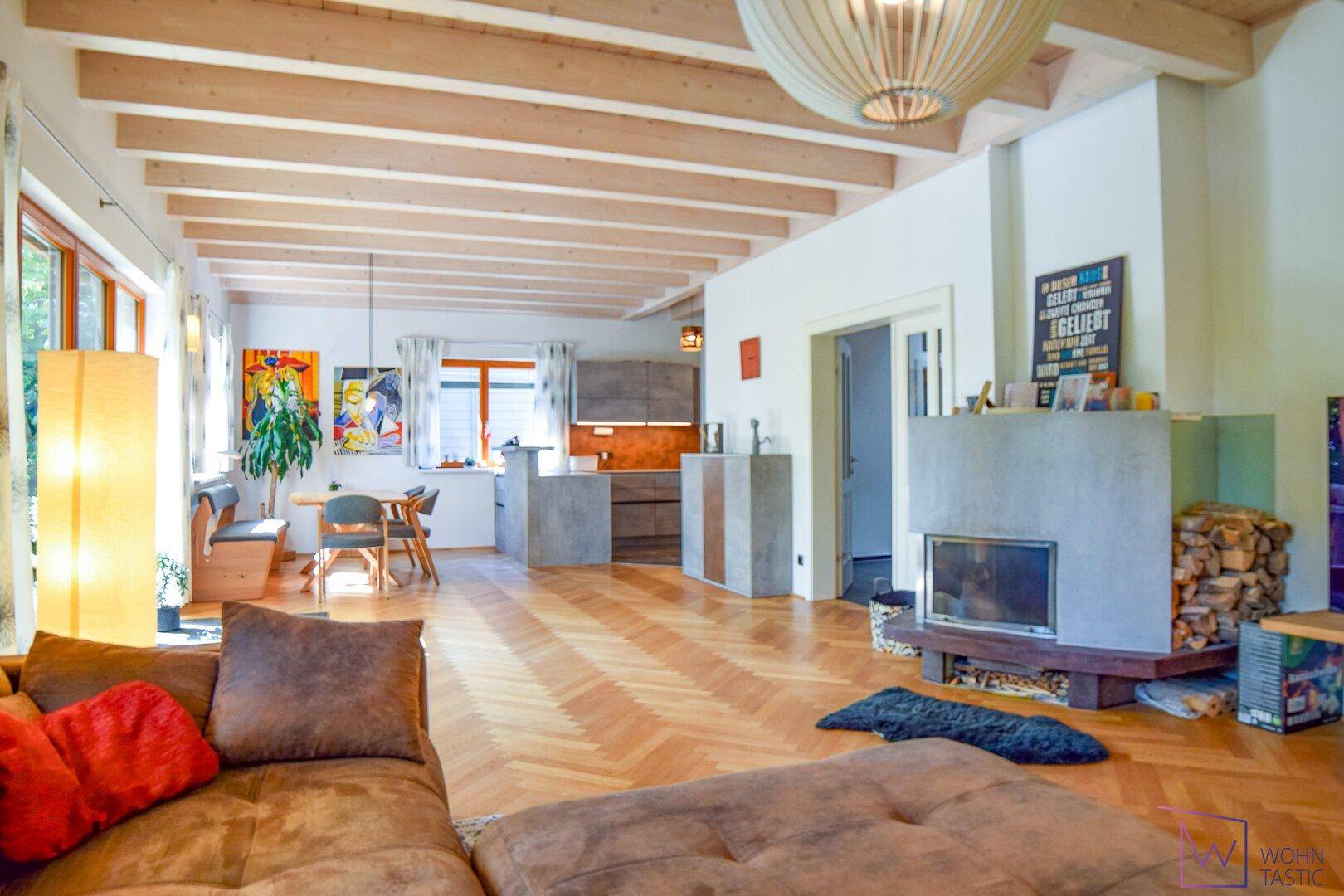 Ihr Wohnzimmer in voller Größe und fast 3 m Raumhöhe.