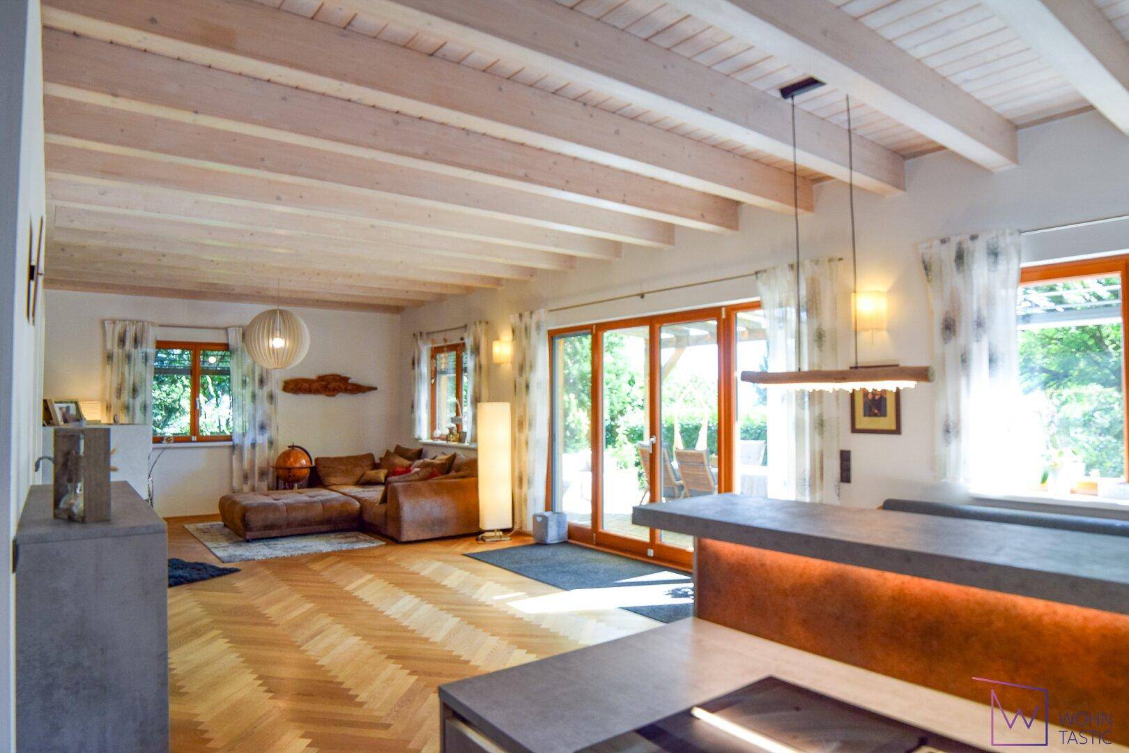 Breite Fensterfronten öffnen Ihr Wohnzimmer Richtung Terrasse.