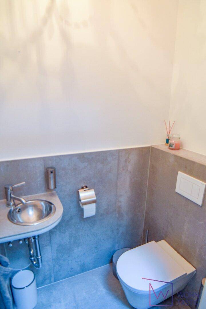 Neues Gäste-WC mit stylischem Handwaschbecken.