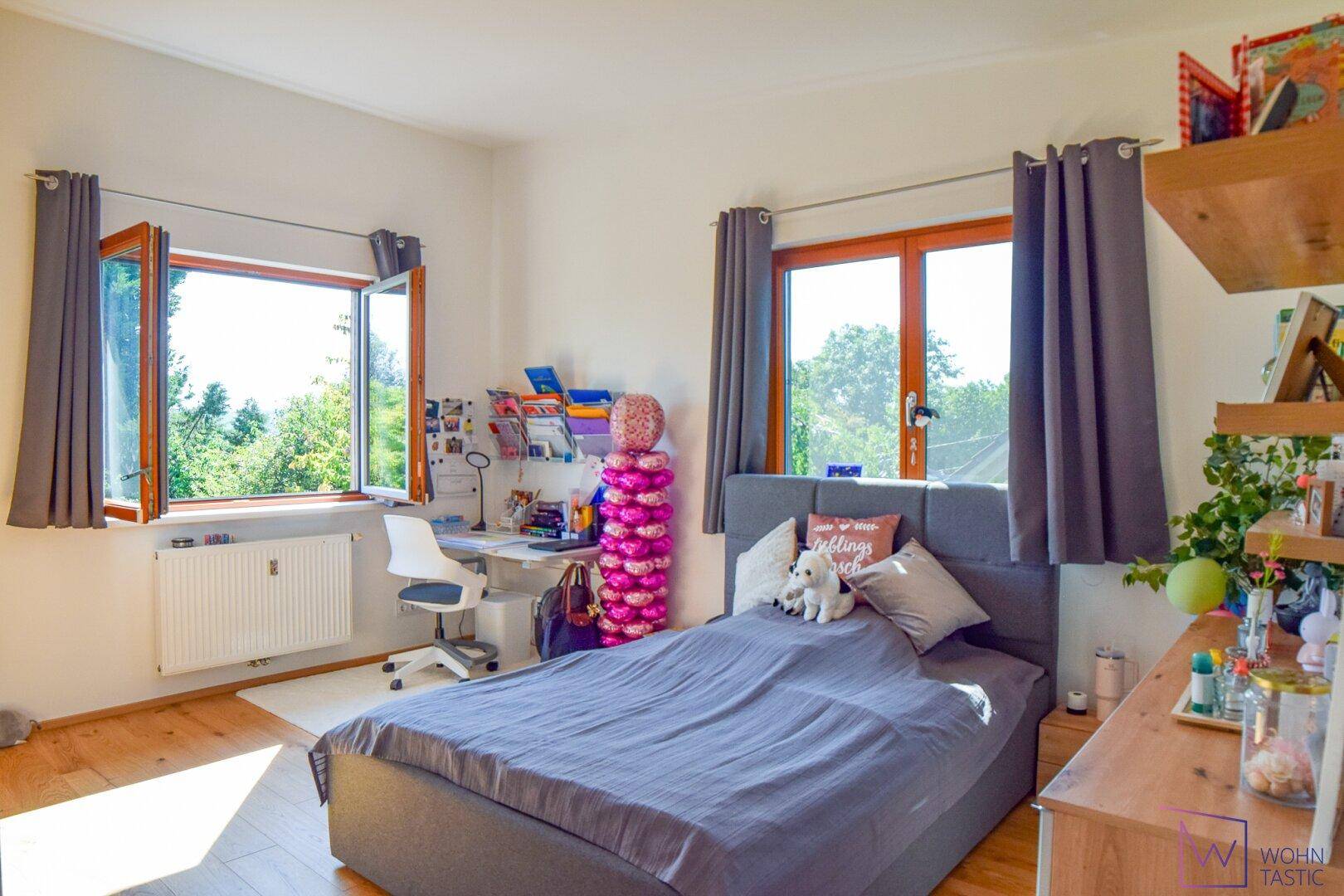 Über 17 m² großes Zimmer 5 im Obergeschoß.
