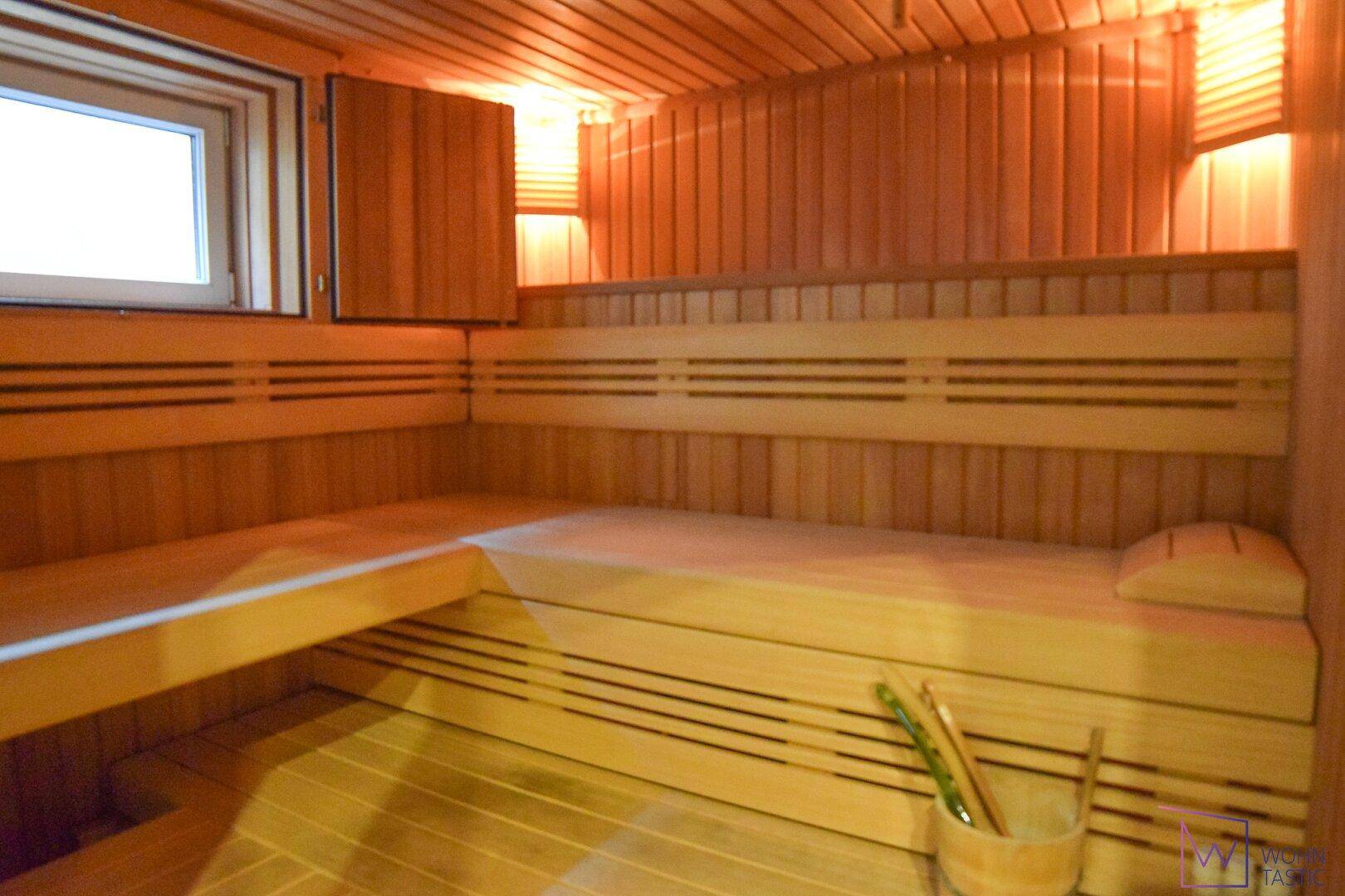 Geräumige Bio-Sauna mit Fenster.