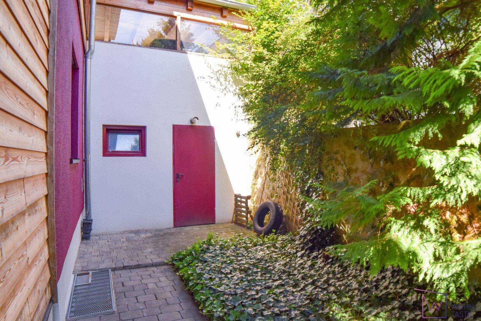 Viel Platz und Stauraum im 34,5 m² großen Nebengebäude.