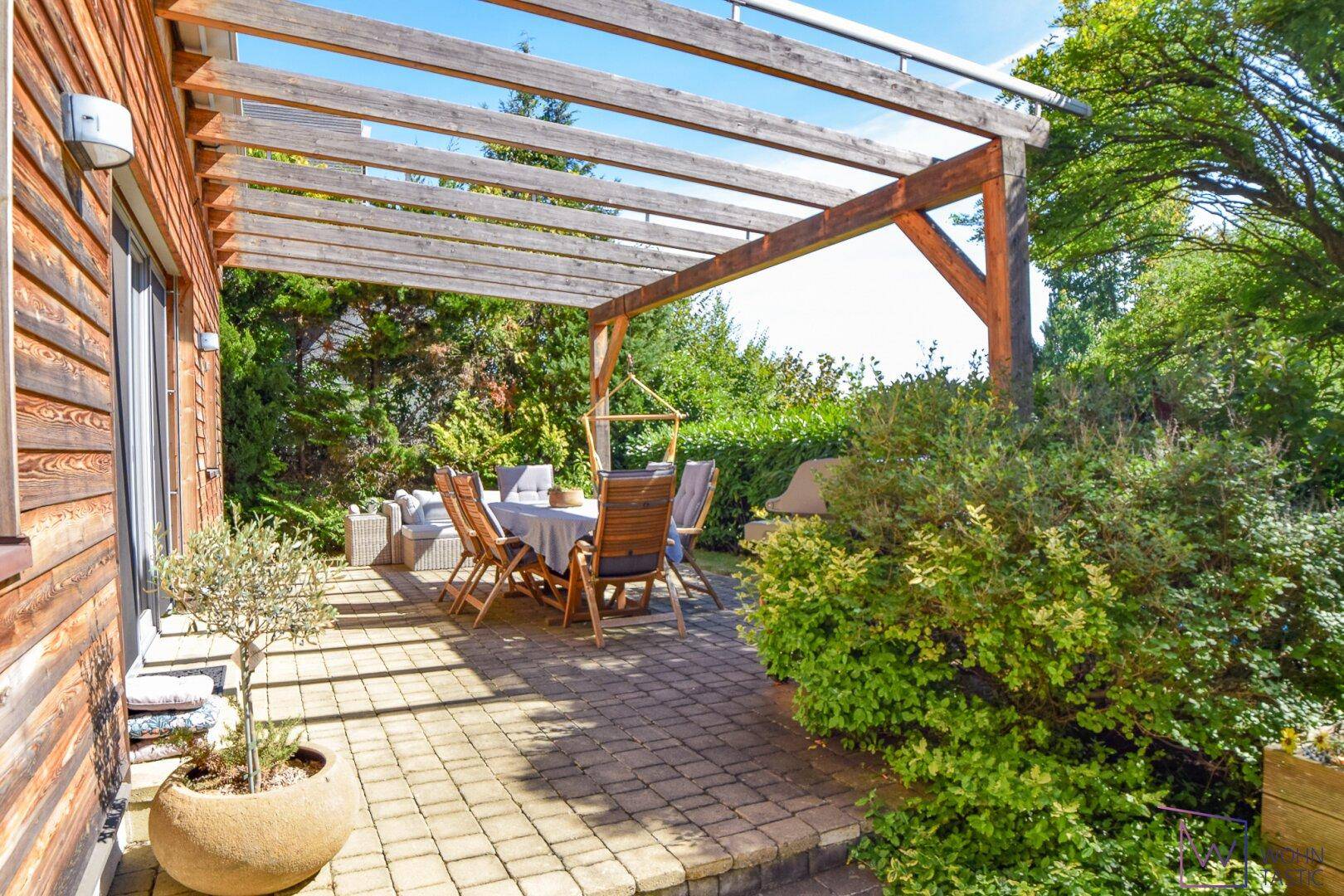 Je nach Jahreszeit genießen Sie Ihre sonnige Terrasse mit oder ohne Beschattung.