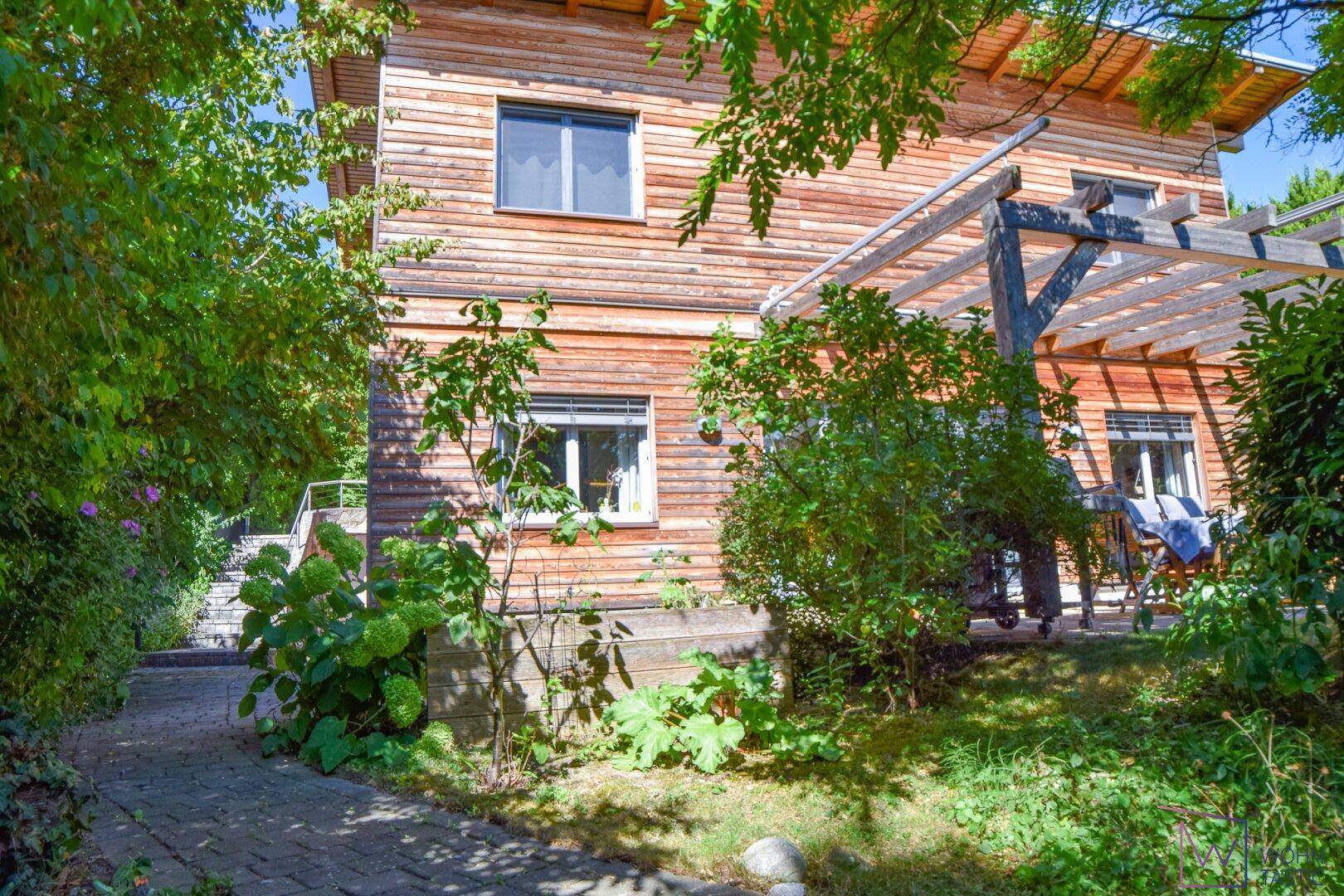 Blick vom Garten zum Haus. Die Holzfassade wurde 2019 komplett geschliffen.