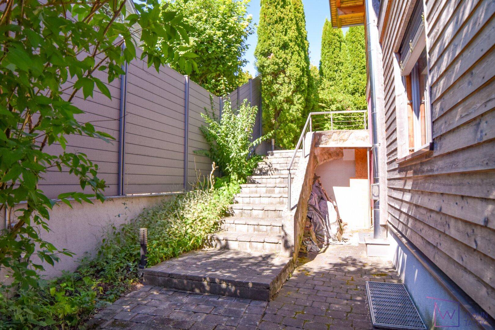Viel Platz für Brennholz finden Sie rund ums Haus.