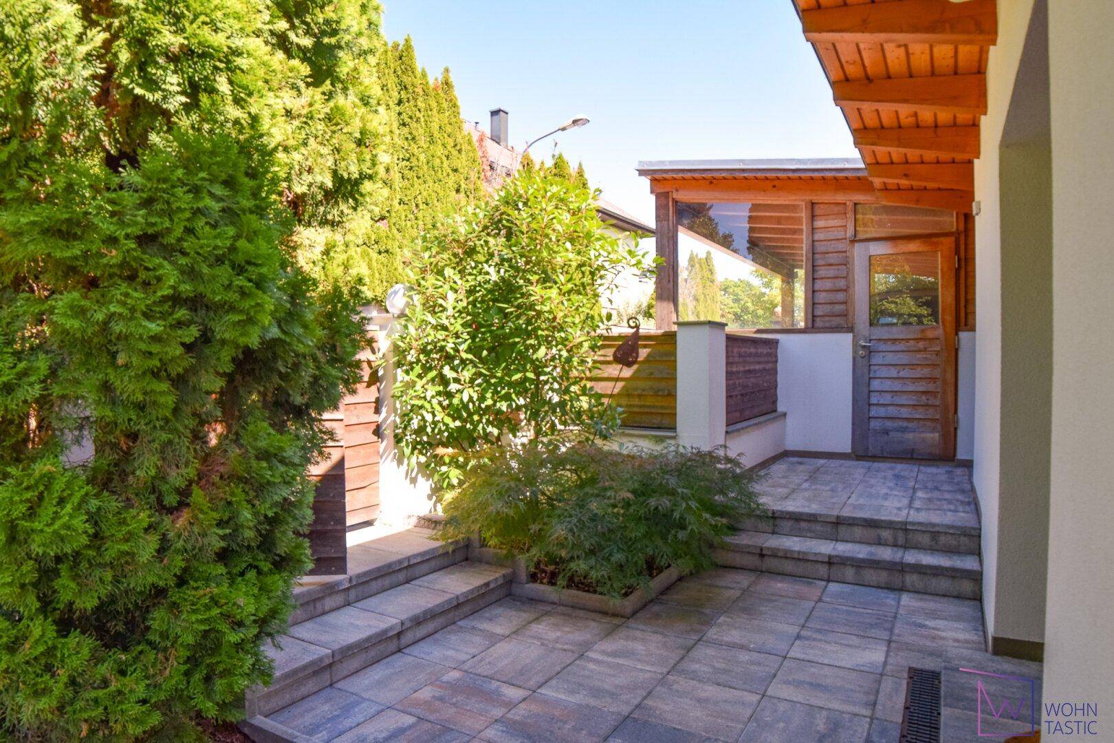 Blick zum überdachten Carport-Zugang und zur Fahrrad-Garage.