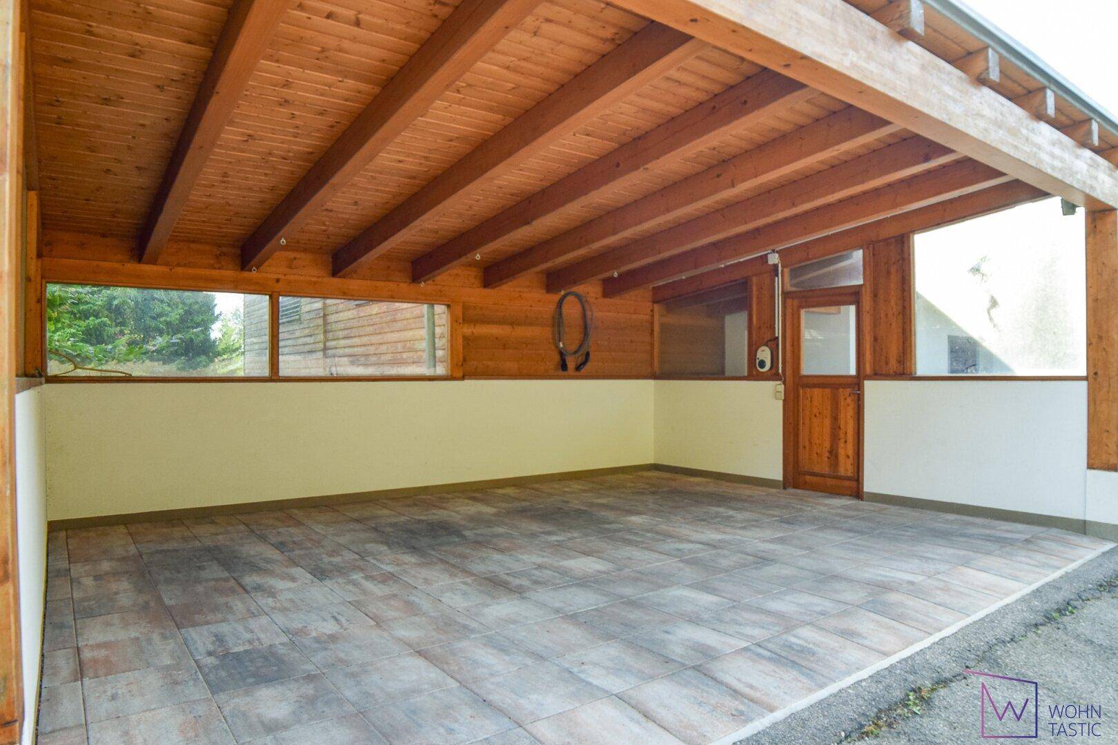 Hochqualitatives, allseits geschlossenes Carport für 2-3 Pkws.