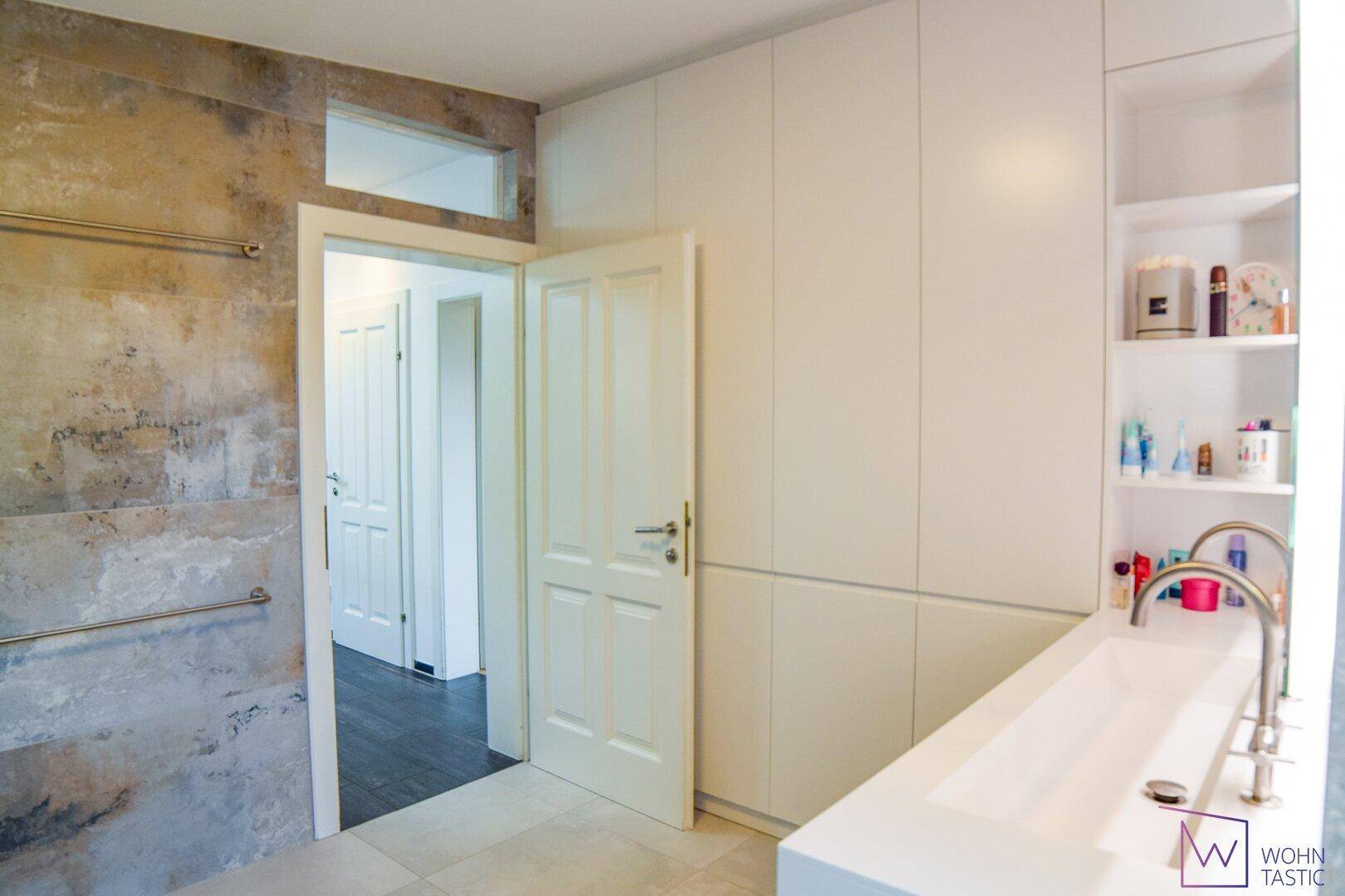 Neues Badezimmer mit viel Stauraum.