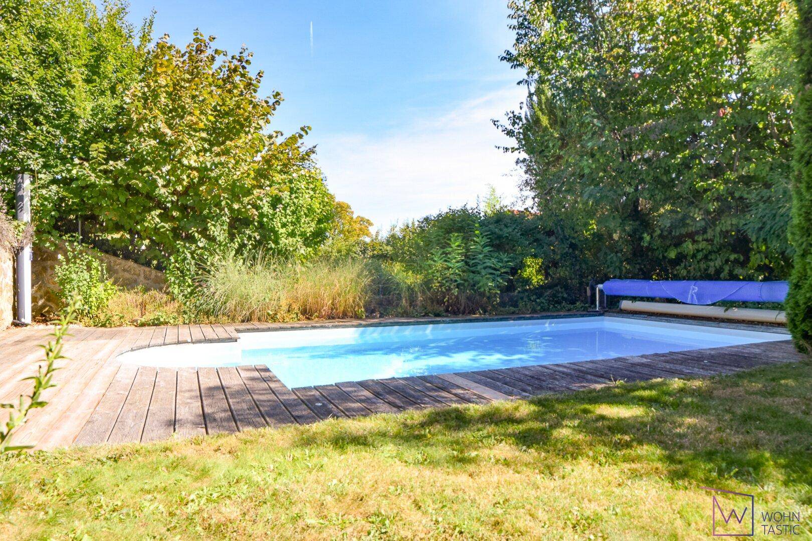 Idyllisch und nahezu uneinsichtig gelegen ist der Garten mit Pool.