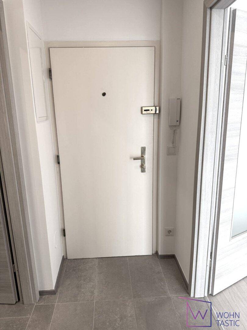 Massive Wohnungstür.