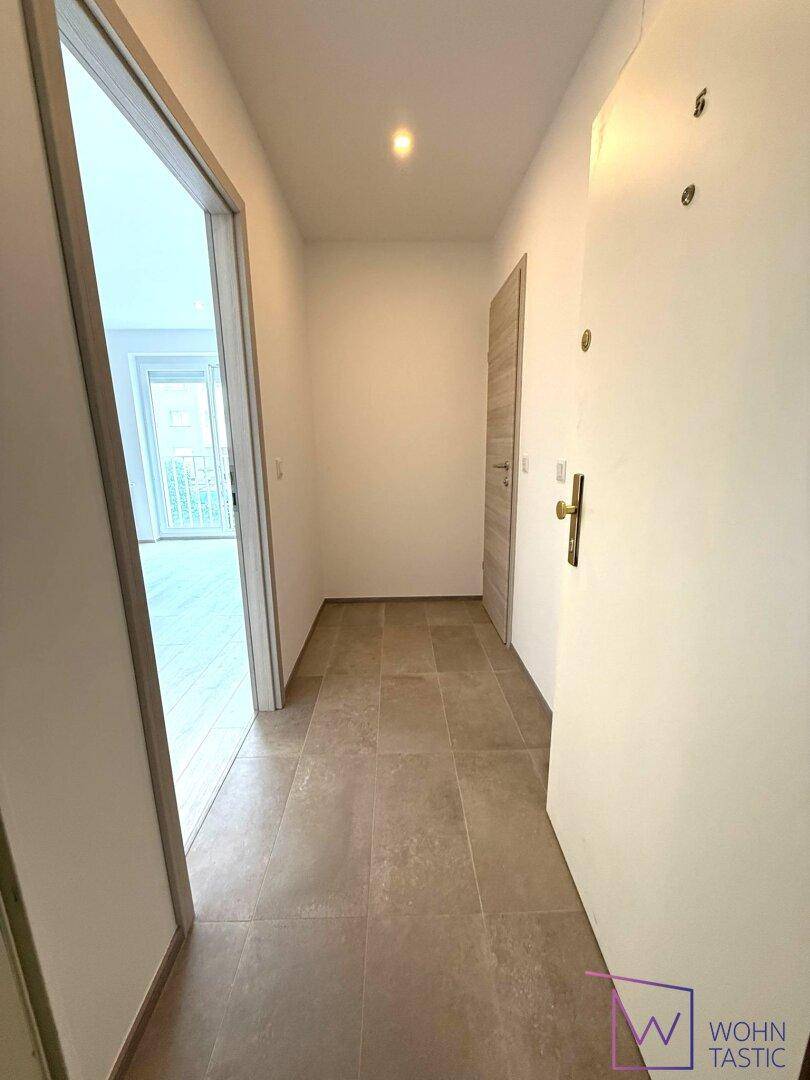 Zentraler Vorraum zu Bad, WC und Wohnzimmer.