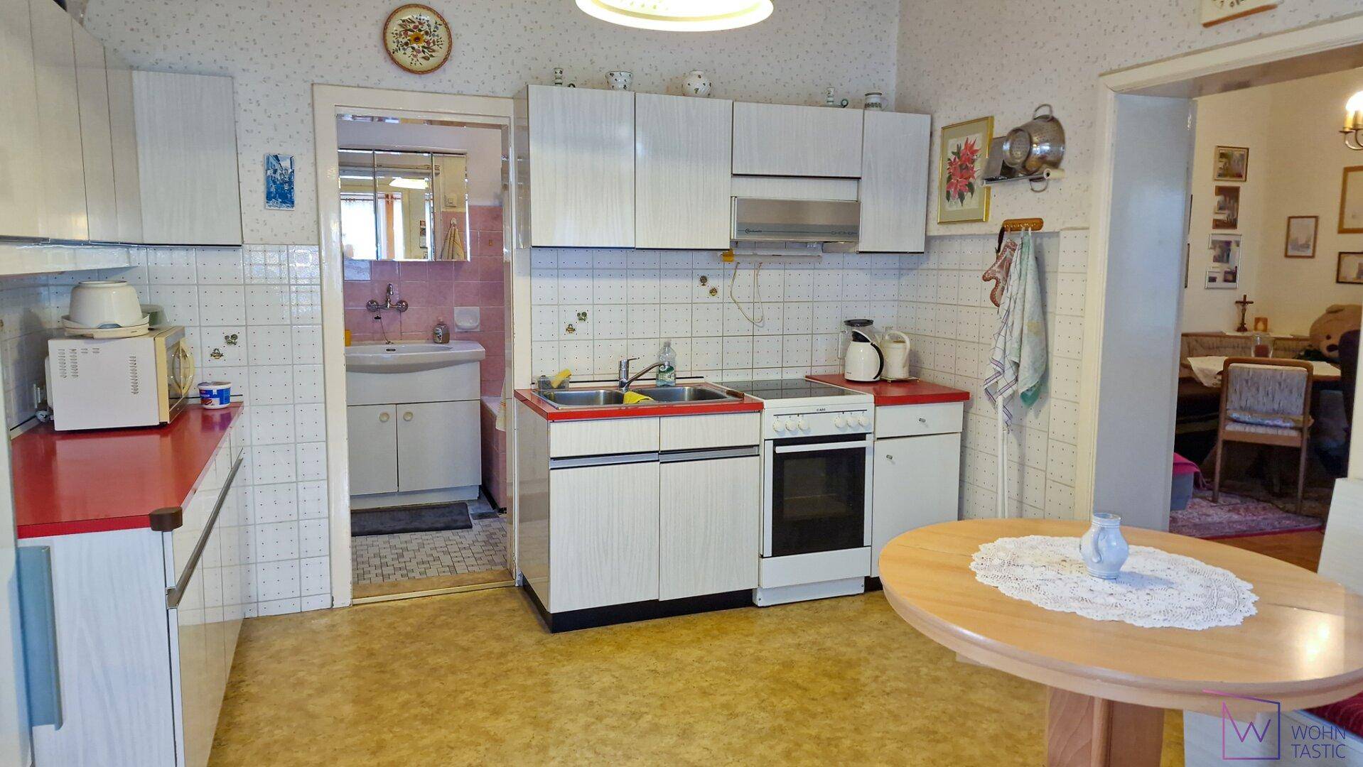 Zentrale Einbauküche.
