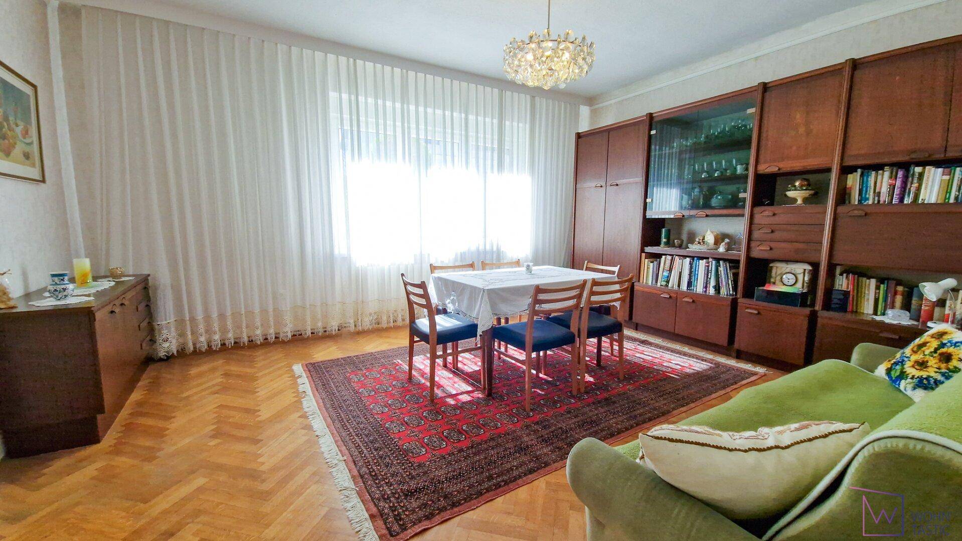 Südlich orientiertes Wohnzimmer.
