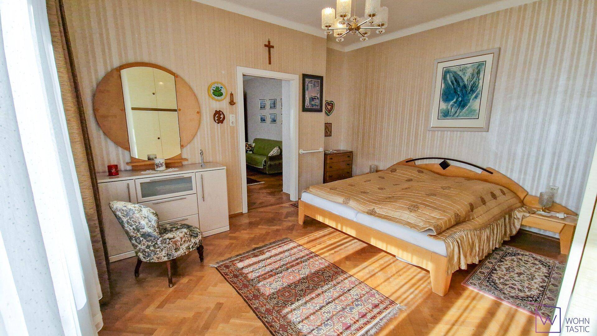Großes Schlafzimmer.
