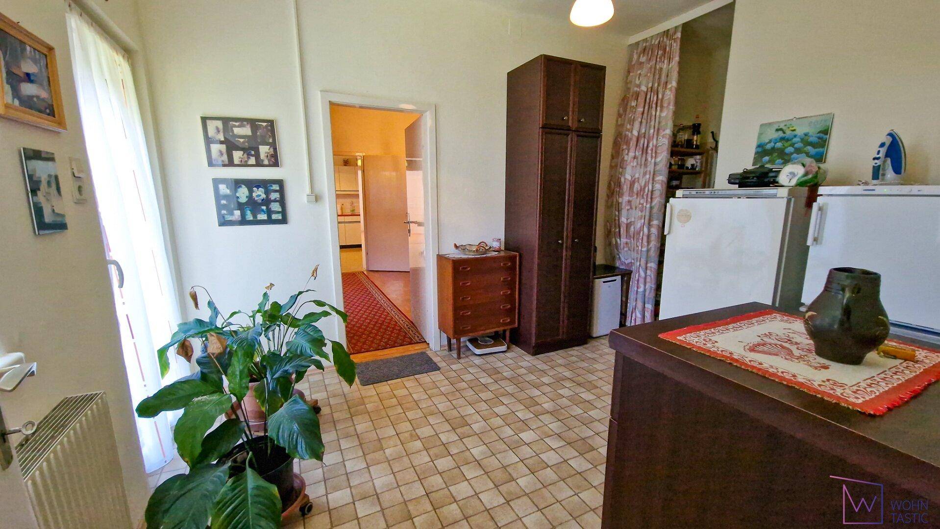 Vorraum mit Garderobe.