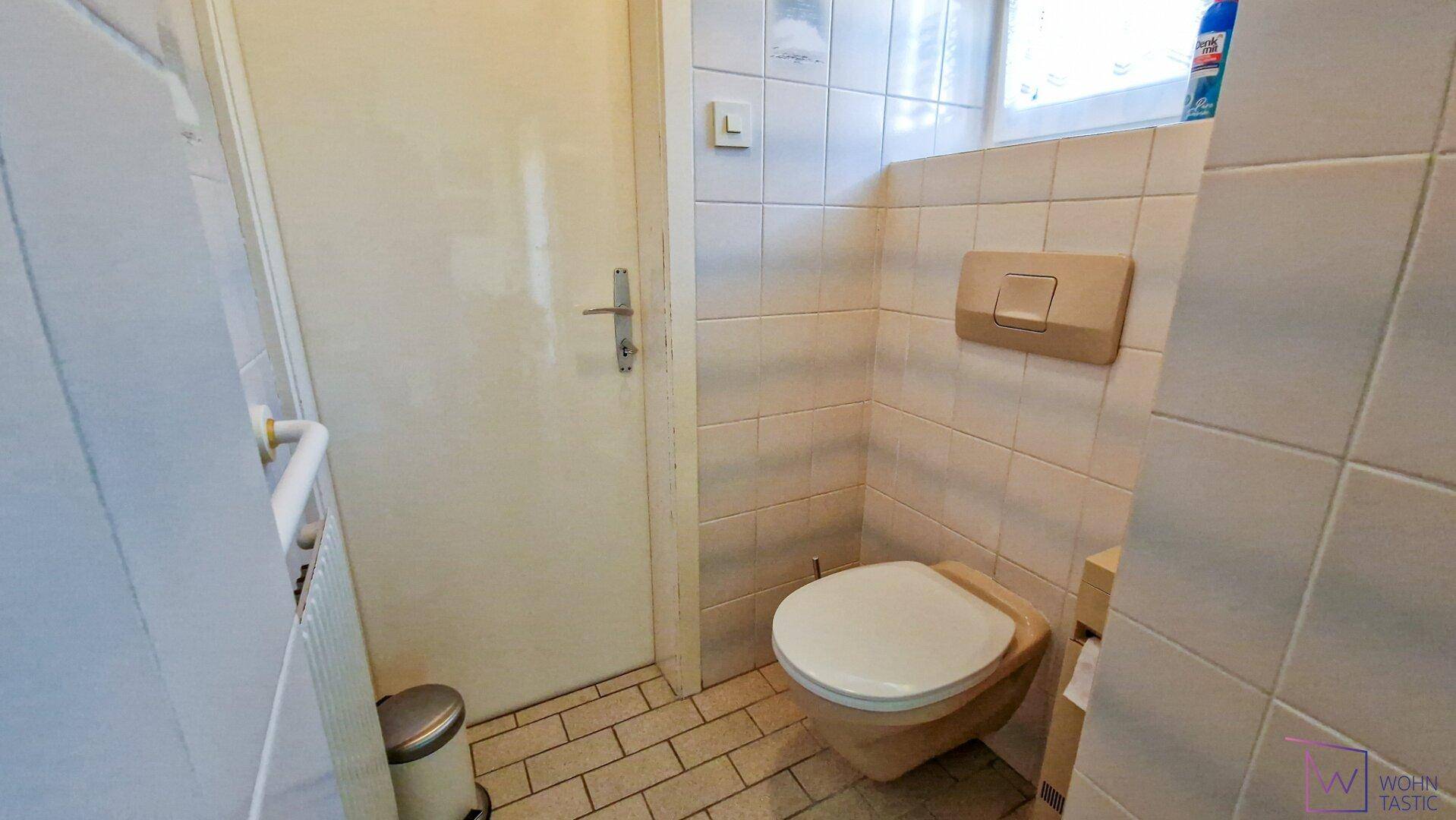 Gäste-WC mit Fenster.