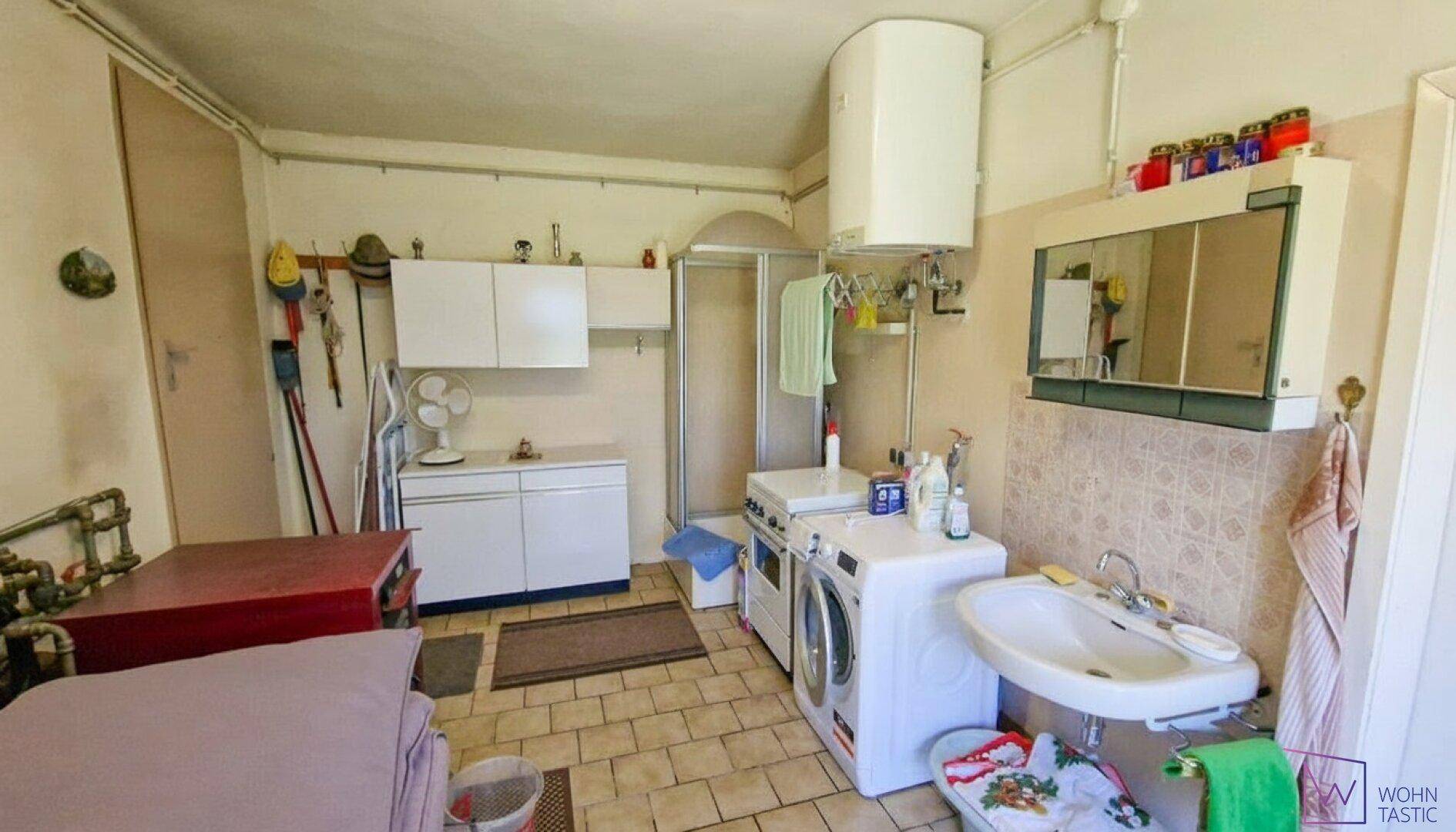 Kombinierter Technik- und Wirtschaftsraum mit Dusche und Gasherd.