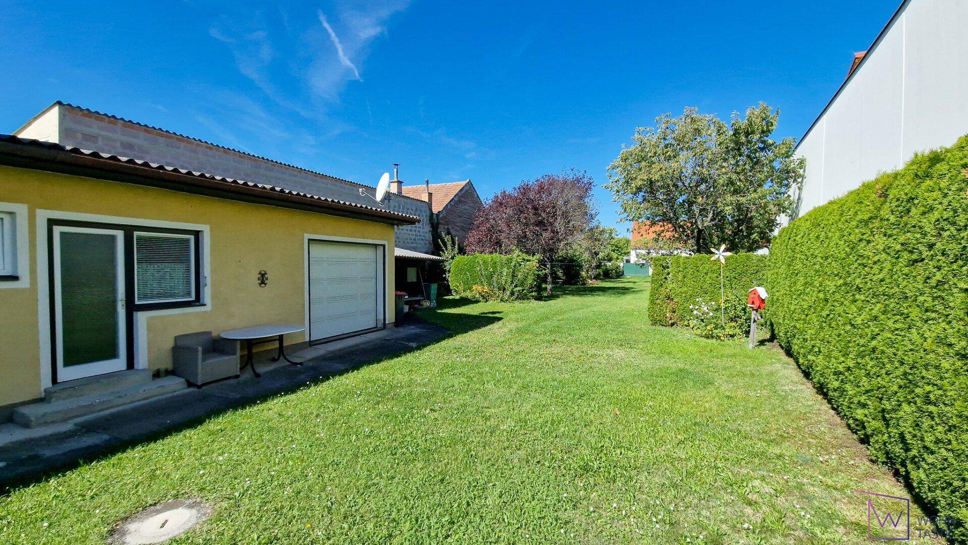 Blick auf Grundstück 1 mit Einfamilienhaus.