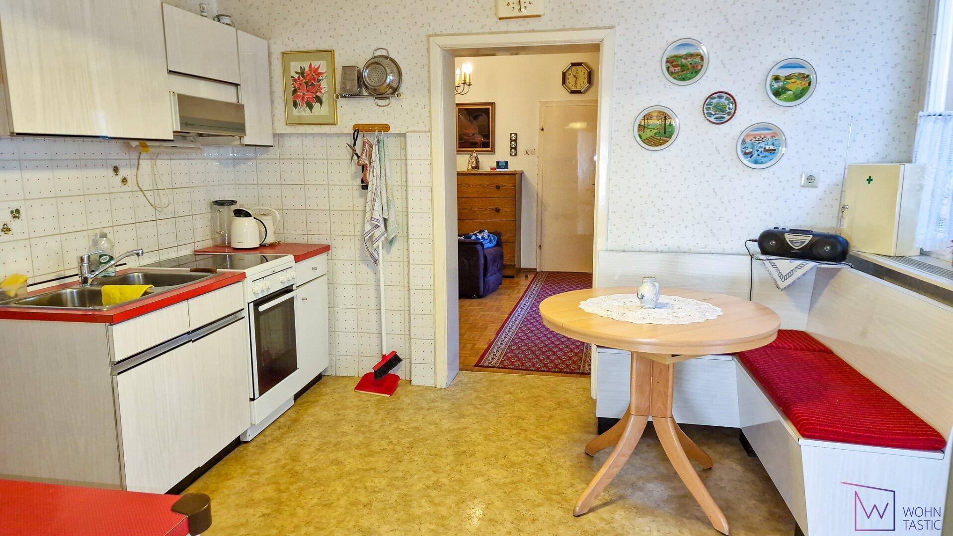 Küche mit kleiner Essecke.
