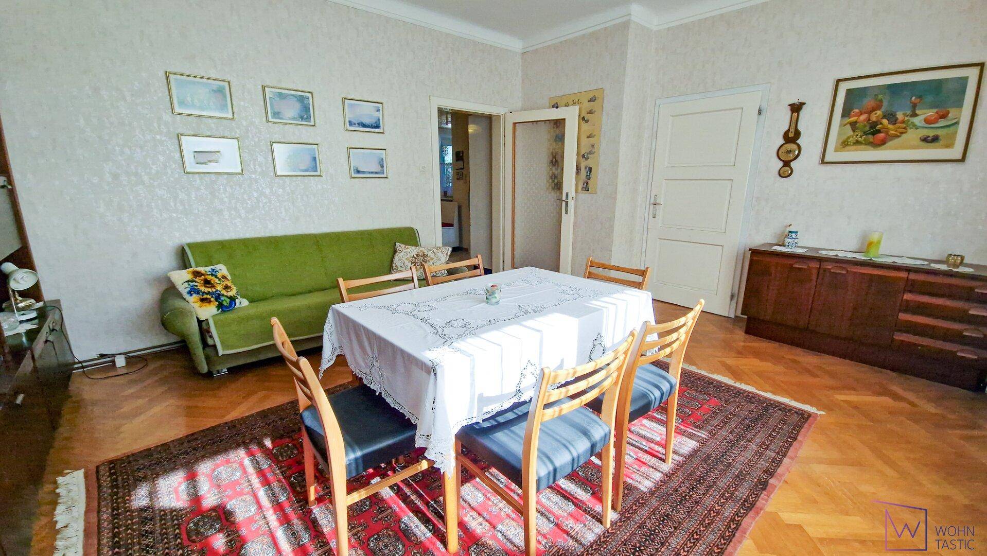 Geräumiges Wohnzimmer.